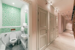 Kostenlose Toilettenartikel, Haartrockner, Hausschuhe, Handtücher