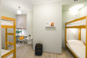 Standard-Vierbettzimmer, Gemeinschaftsbad | Schallisolierte Zimmer, Bügeleisen/Bügelbrett, kostenloses WLAN