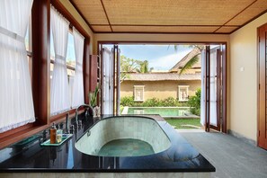 One Bedroom Deluxe Pool Villa (with Free Benefits) | Kamar mandi | Bathtub dan shower terpisah dan pancuran hujan