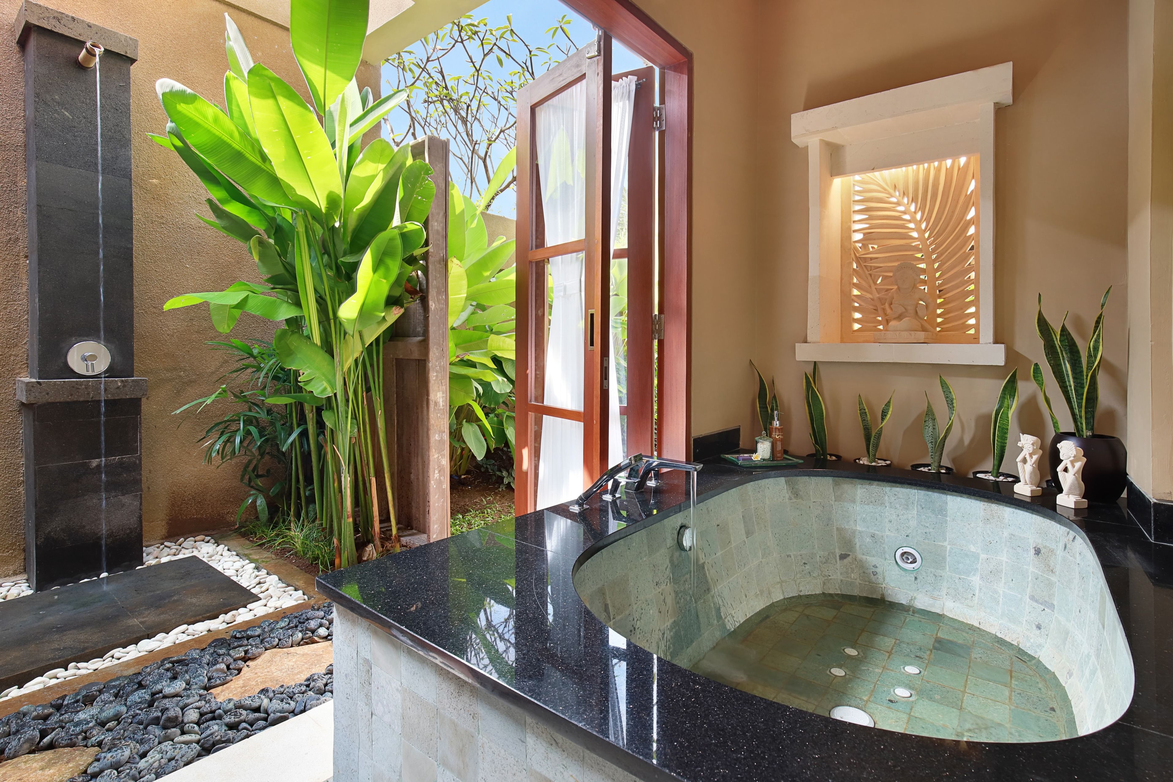 separate bathtub and shower, rainfall showerhead