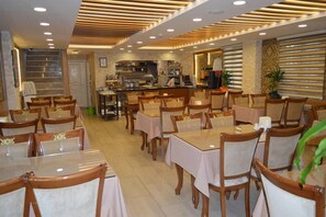 Frokost, lunsj og middag serveres, tyrkiske retter