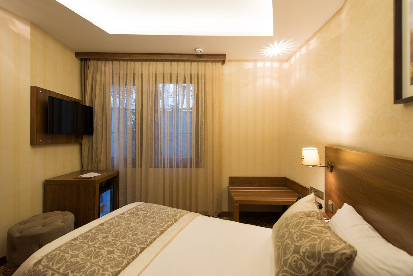 in-room safe, desk, soundproofing, free wifi