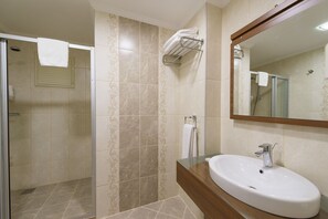 Superior-Zimmer | Badezimmer | Kostenlose Toilettenartikel, Haartrockner, Hausschuhe, Handtücher