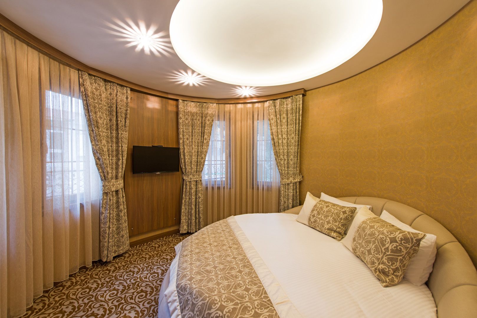 in-room safe, desk, soundproofing, free wifi