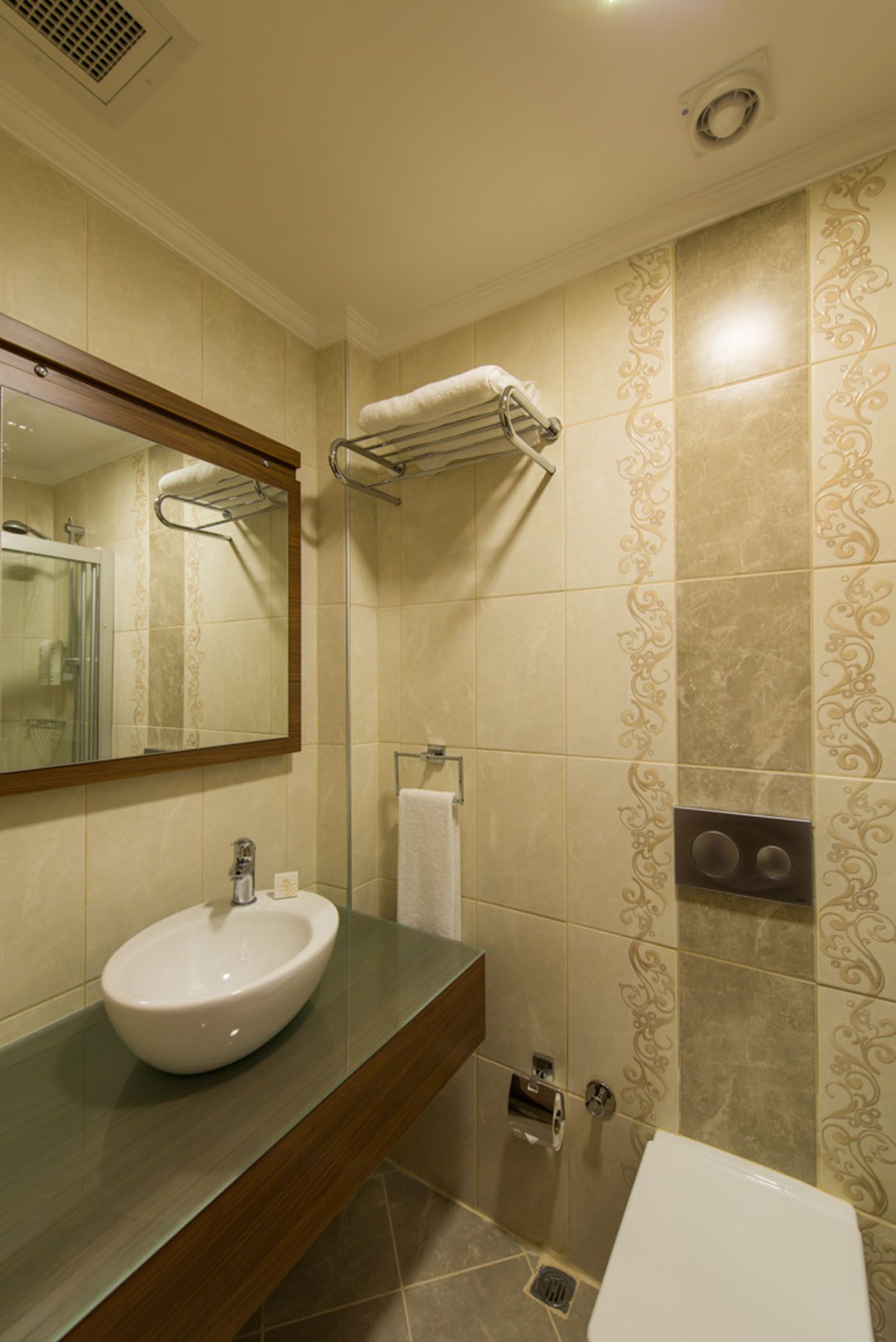 standard room | bathroom | free toiletries, hair dryer, slippers, towels