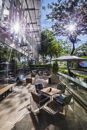 Se sirven desayunos y cocina internacional; con mesas al aire libre 