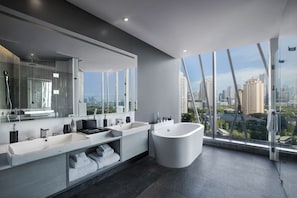 Habitación Deluxe, 1 cama de matrimonio grande | Baño | Artículos de higiene personal de diseño, secador de pelo y albornoces