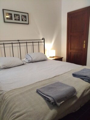 2 slaapkamers, een kluis op de kamer, een strijkplank/strijkijzer