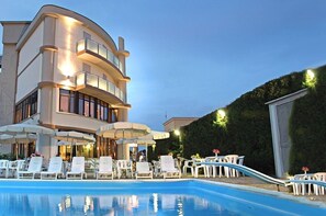 Außenpool (je nach Saison geöffnet)