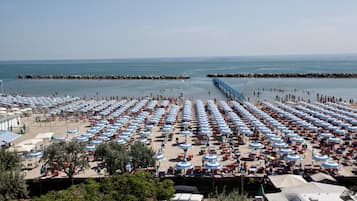 Sulla spiaggia, sabbia bianca