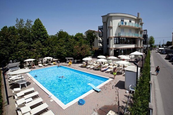 Una piscina al aire libre de temporada