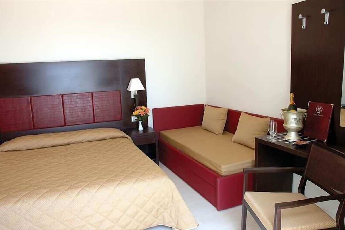 Minibar, coffres-forts dans les chambres, bureau, draps fournis