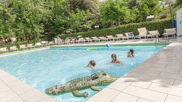 Piscine extérieure (ouverte en saison)