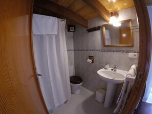 Quarto casal, banheiro privativo (Shared Terrace) | Banheiro | Chuveiro, chuveiro com efeito de chuva, toalhas de banho