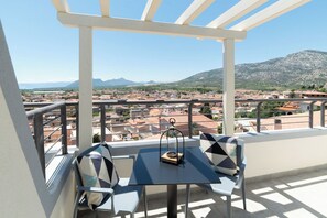 Minibar, in-room safe, individually decorated, desk - Hotel Gli Ulivi (Orosei)