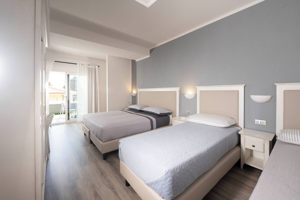 Comfort kamer, hot tub | Een minibar, een kluis op de kamer, individueel gedecoreerd, een bureau