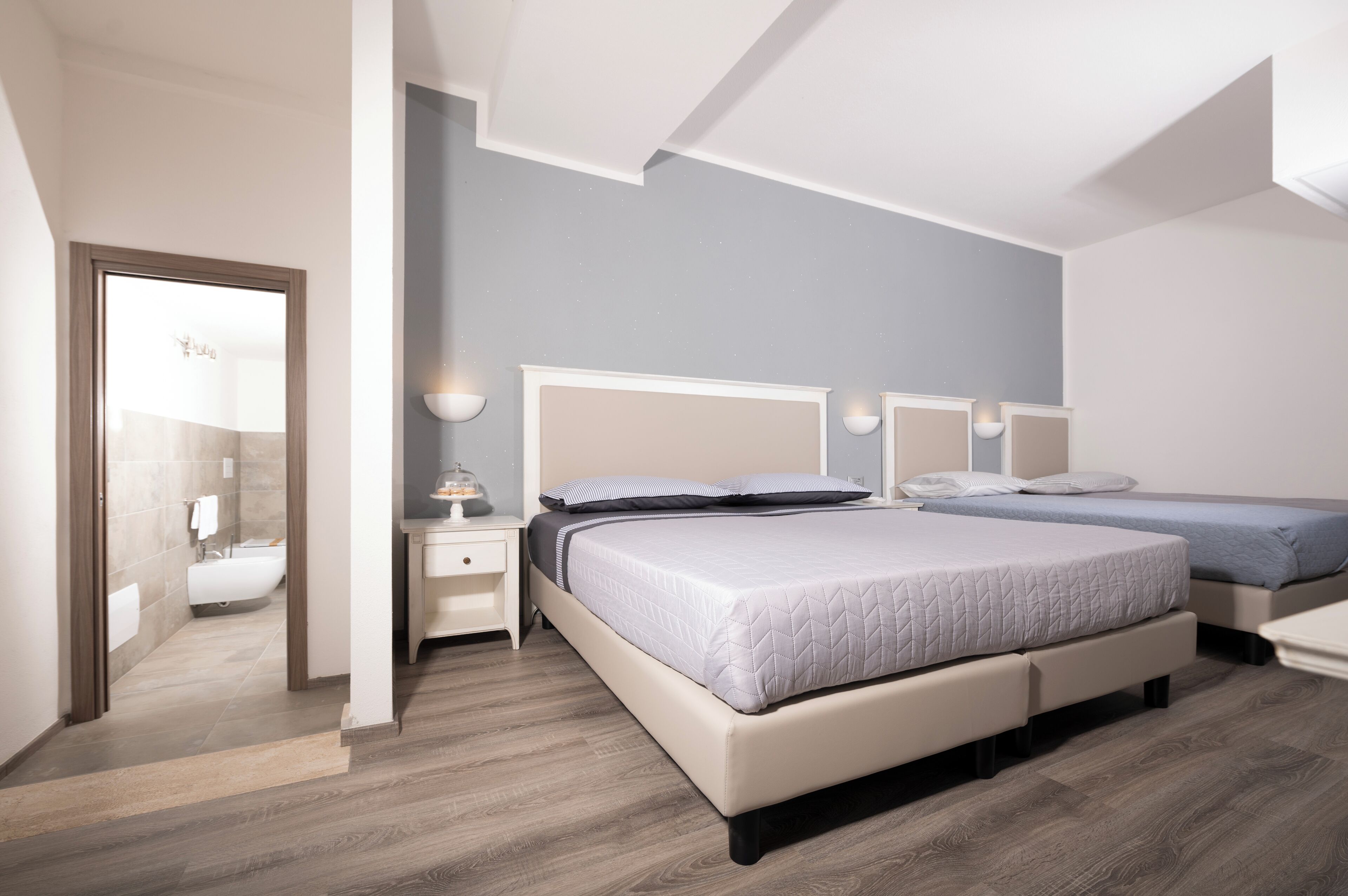 コンフォート ルーム スパ浴槽 | ミニバー、セーフティボックス (室内)、客室ごとに異なる装飾、デスク