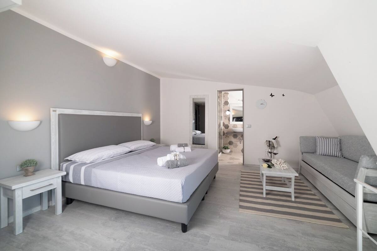 Comfort kamer, balkon, uitzicht op zee | Een minibar, een kluis op de kamer, individueel gedecoreerd, een bureau