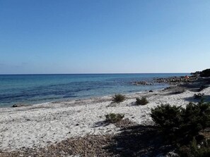 Ubicación cercana a la playa, tumbonas, sombrillas y toallas de playa