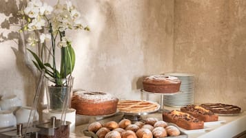 Free daily buffet breakfast