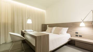 Standard-Doppelzimmer | Hochwertige Bettwaren, Minibar, Zimmersafe, Schreibtisch