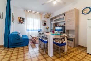 Apartment, 1 Schlafzimmer | Essbereich im Zimmer