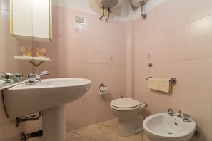 Departamento, 2 habitaciones | Baño | Regadera y bidet 