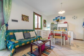 Apartment, 2 Schlafzimmer | Wohnbereich | Fernseher