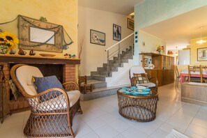 Apartment, 3 Schlafzimmer | Wohnbereich | 20-Zoll-Flachbildfernseher mit Digitalempfang, Fernseher