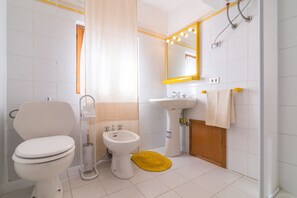 Apartment, 3 Bedrooms | Bathroom - AffittaSardegna - Casa Lentischio (Stintino)