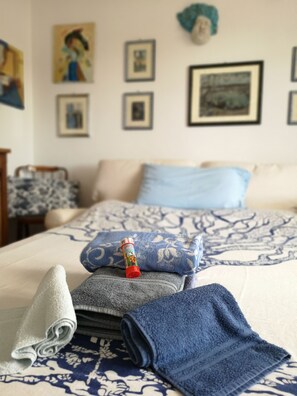 1 quarto, ferros/tábuas de passar roupa, berço de viagem