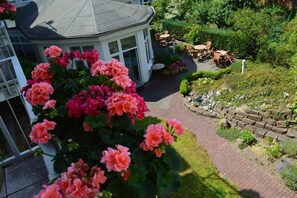 A garden with a gazebo, a brick pathway, and outdoor seating. - City Hotel Kassel (Kassel)