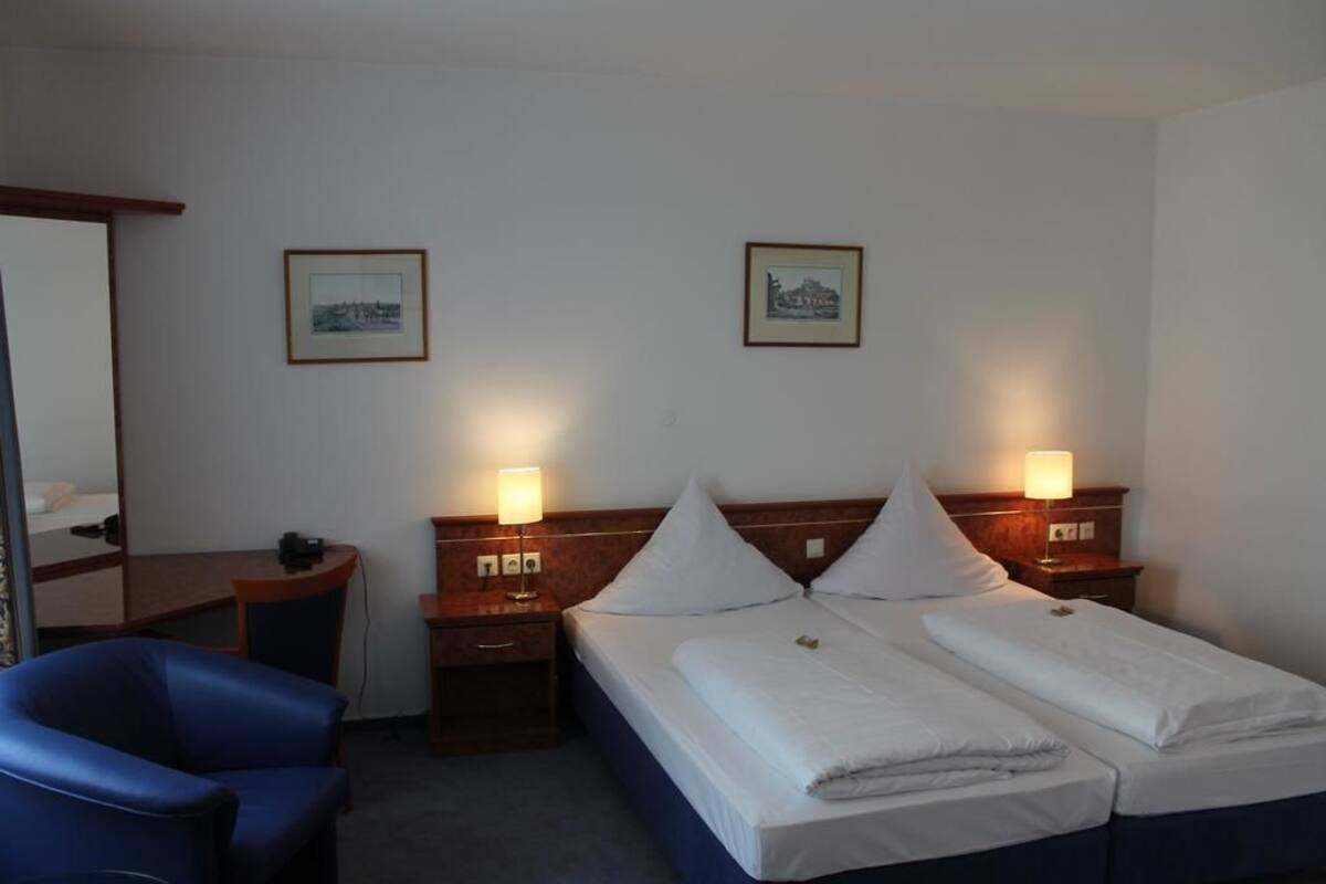 comfort double room | desk, free cots/infant beds, free wifi, bed sheets