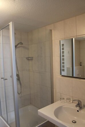Douche, articles de toilette gratuits, sèche-cheveux