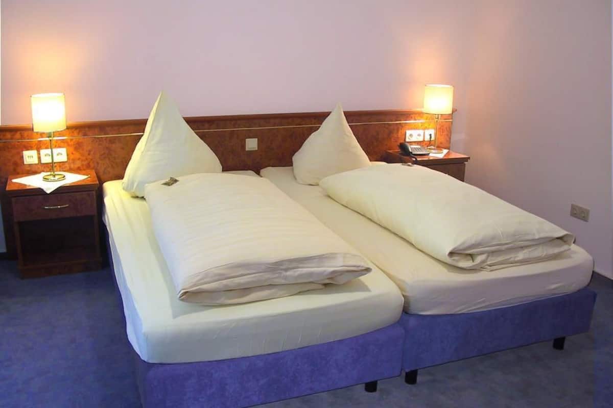 comfort double room | desk, free cots/infant beds, free wifi, bed sheets