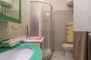 Apartamento, 2 habitaciones | Baño | Ducha, secador de pelo y bidé