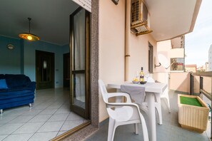 Apartamento, 2 habitaciones | Balcón