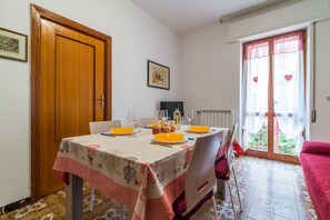 Apartment, 2 Schlafzimmer | Essbereich im Zimmer