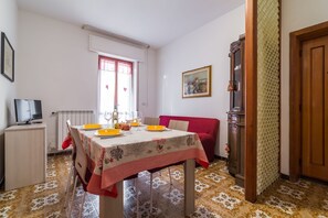 Apartment, 2 Schlafzimmer | Essbereich im Zimmer