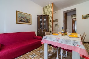 Appartement, 2 chambres | Aire de séjour | Téléviseur
