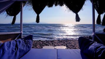 Ιδιωτική παραλία, ξαπλώστρες (σεζλόνγκ), ομπρέλες θαλάσσης