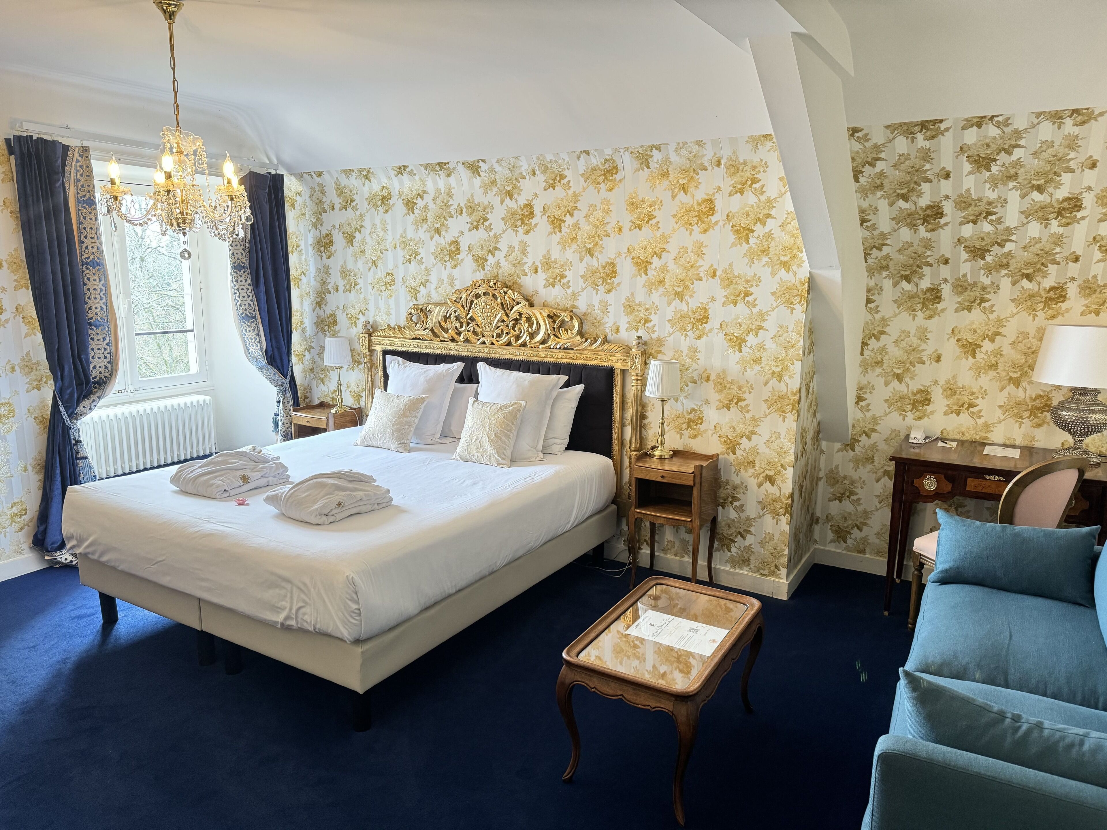 Luxe beddengoed, een kluis op de kamer, een bureau