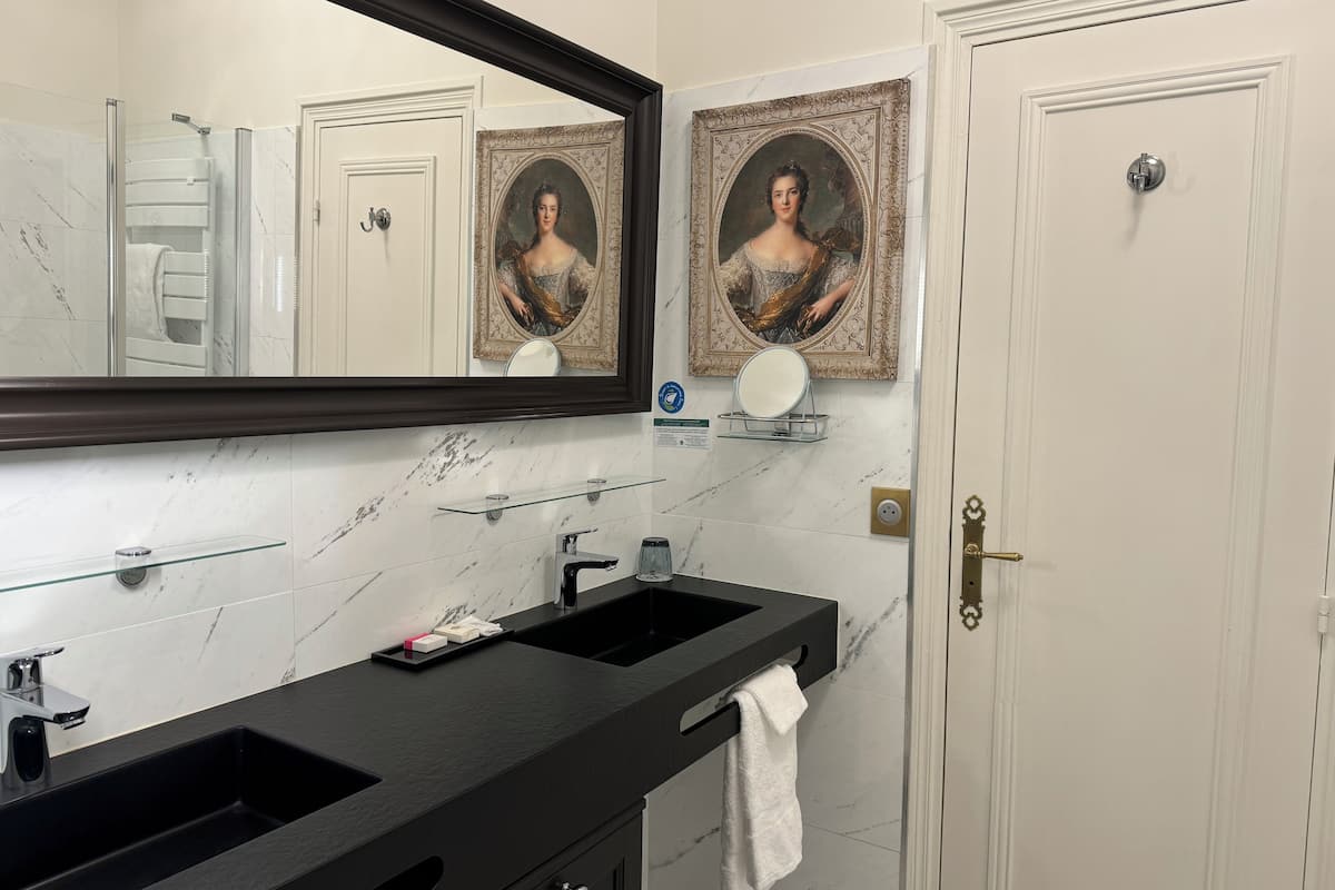 suite | bathroom | free toiletries, hair dryer, towels, soap