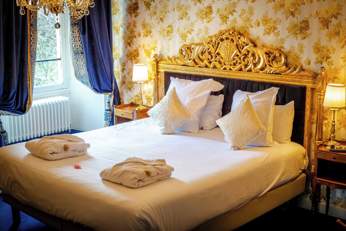 family room | 1 bedroom, premium bedding, in-room safe, individually decorated