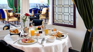 Petit déjeuner buffet (23 EUR par personne)