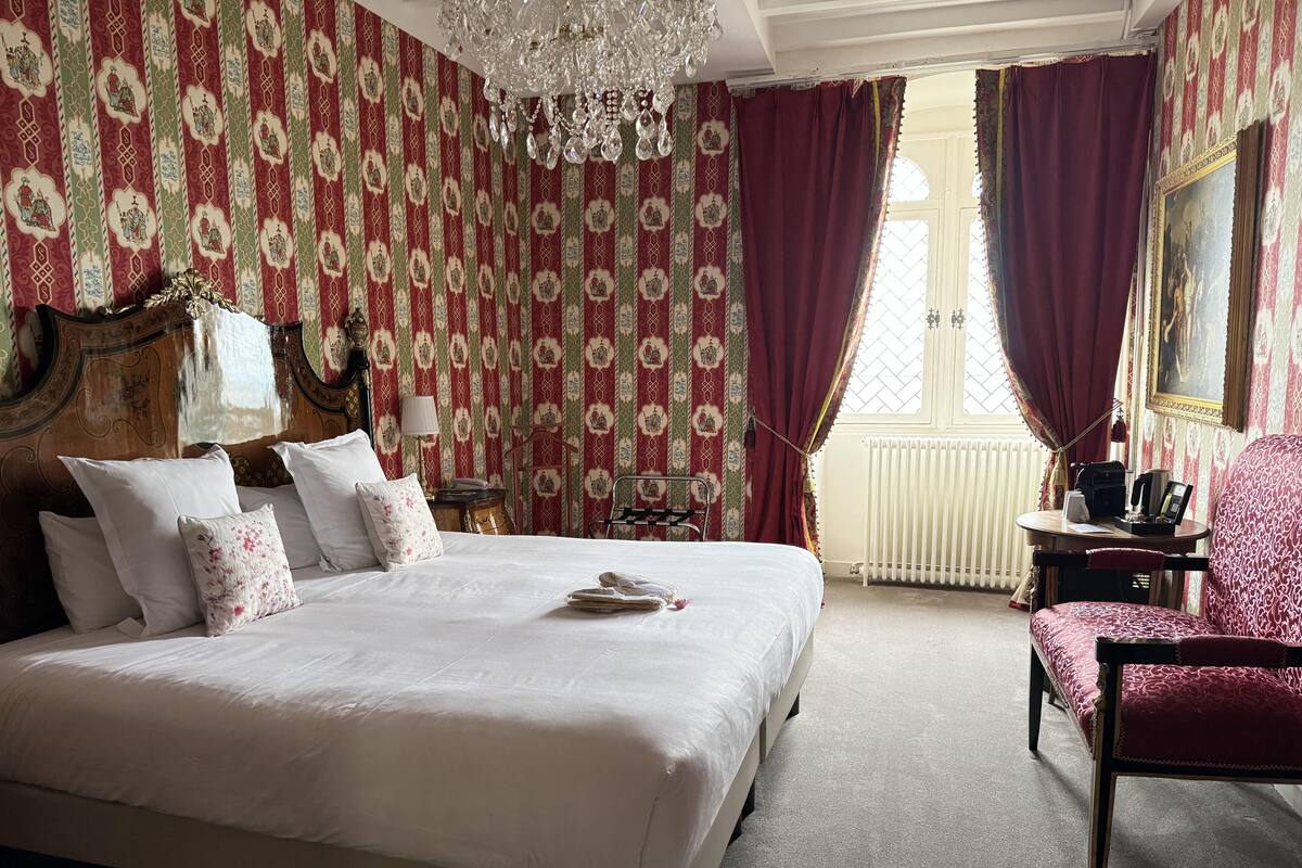 Premium bedding, in-room safe, desk, blackout curtains