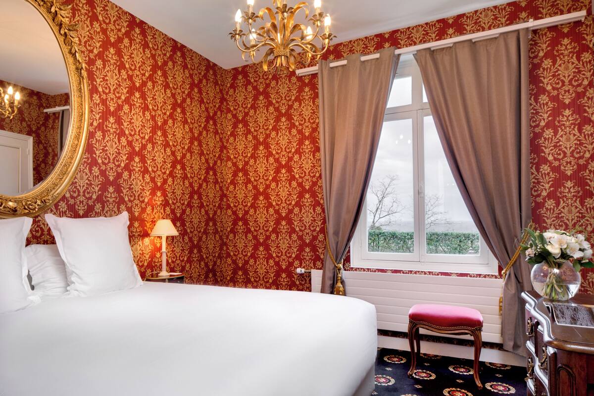 Premium bedding, in-room safe, desk, blackout curtains