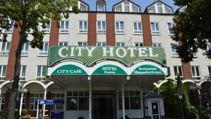A CITY HOTEL with CITY CAFE, HOTEL BINGANG, and Restaurant Himmelsstürmer signs. - Arosa Hotel (Kassel)