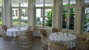 Tägliches Frühstücksbuffet gegen Gebühr