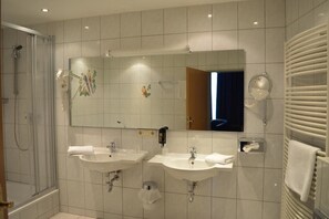 Shower, free toiletries, hair dryer, towels - Arosa Hotel (Kassel)